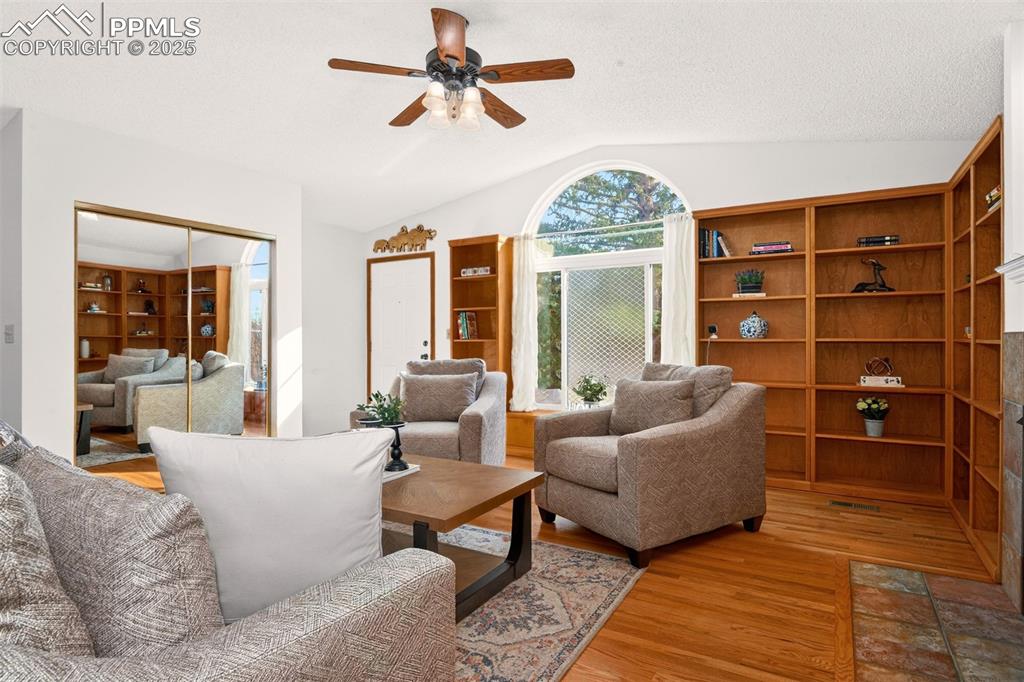 Image 6 of 31: Living Room