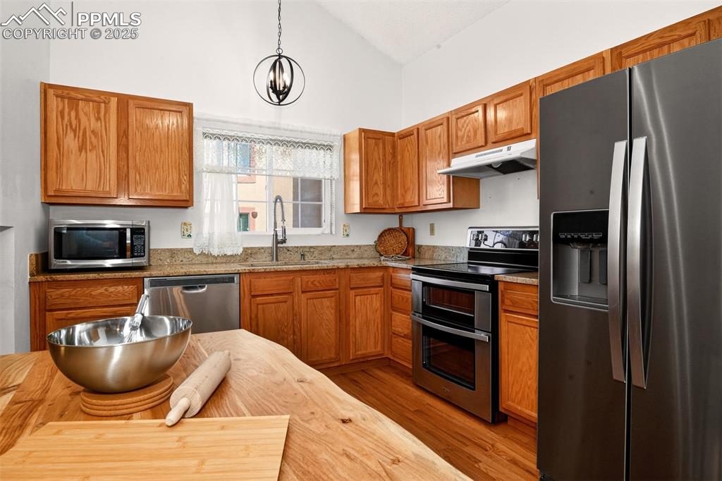 Image 8 of 31: Kitchen