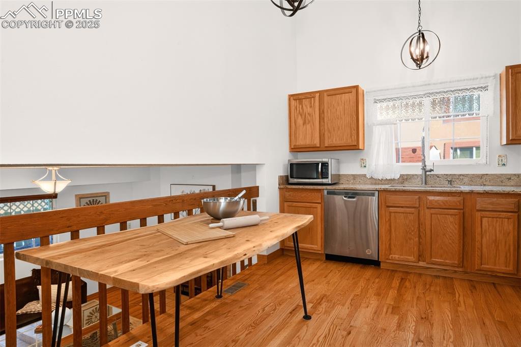 Image 9 of 31: Kitchen