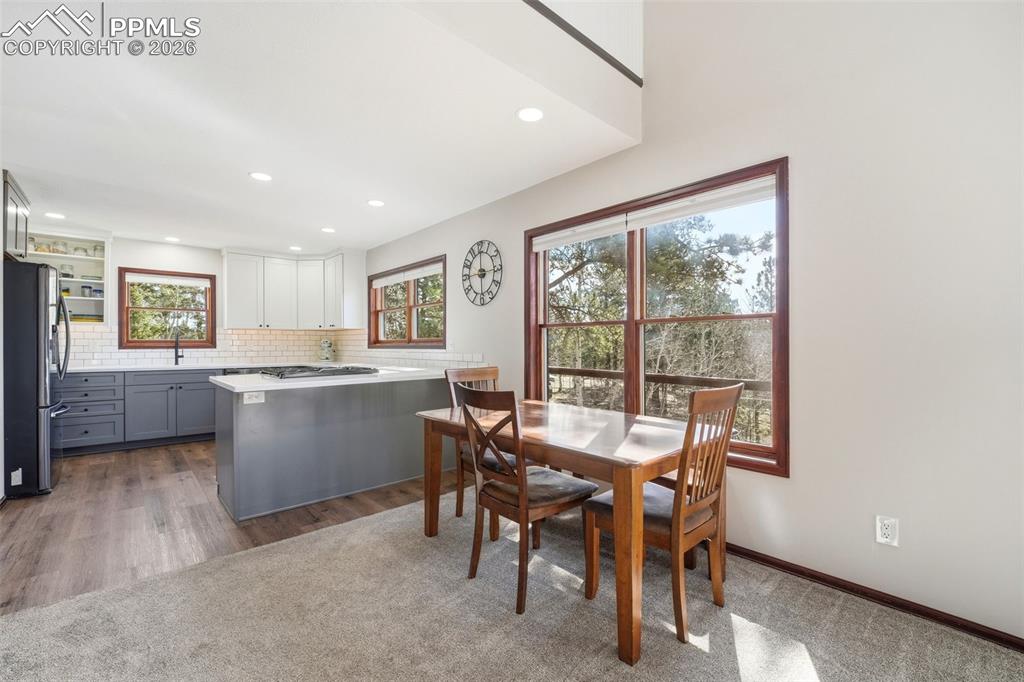 Image 10 of 50: Dining Area