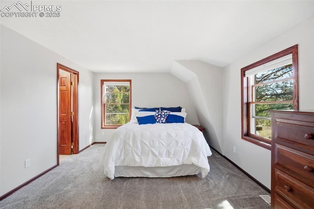 Image 15 of 50: Bedroom