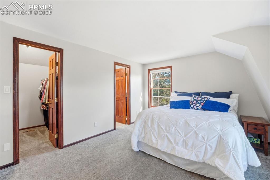 Image 16 of 50: Bedroom