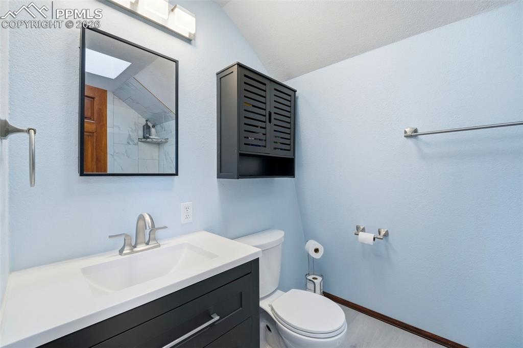 Image 17 of 50: Bathroom