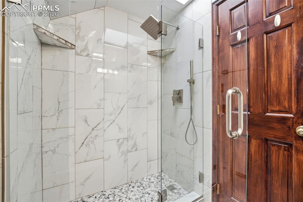 Image 18 of 50: Bathroom