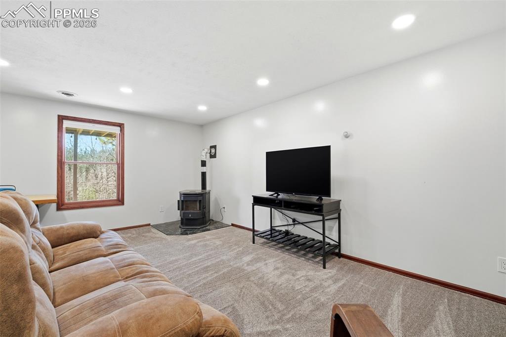 Image 19 of 50: Living Room