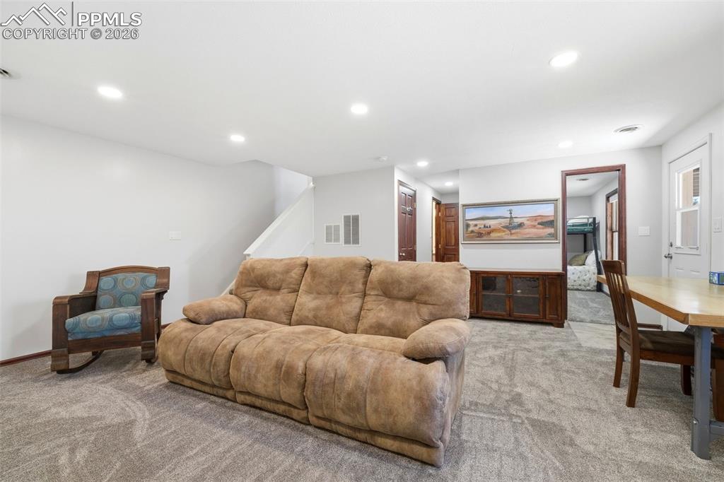 Image 21 of 50: Living Room