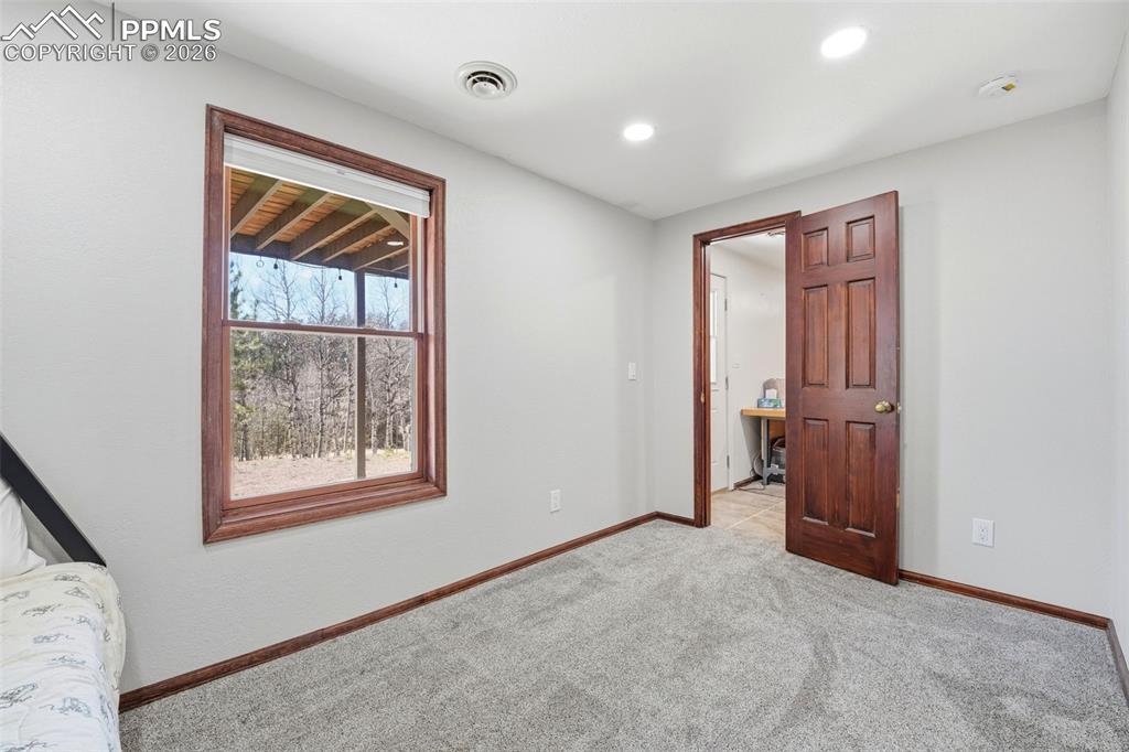 Image 23 of 50: Bedroom