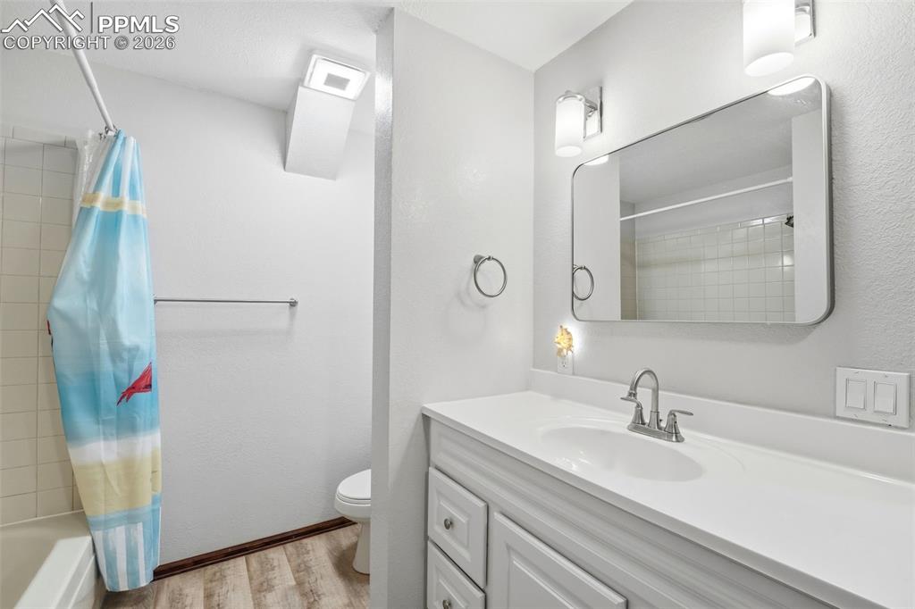 Image 24 of 50: Bathroom