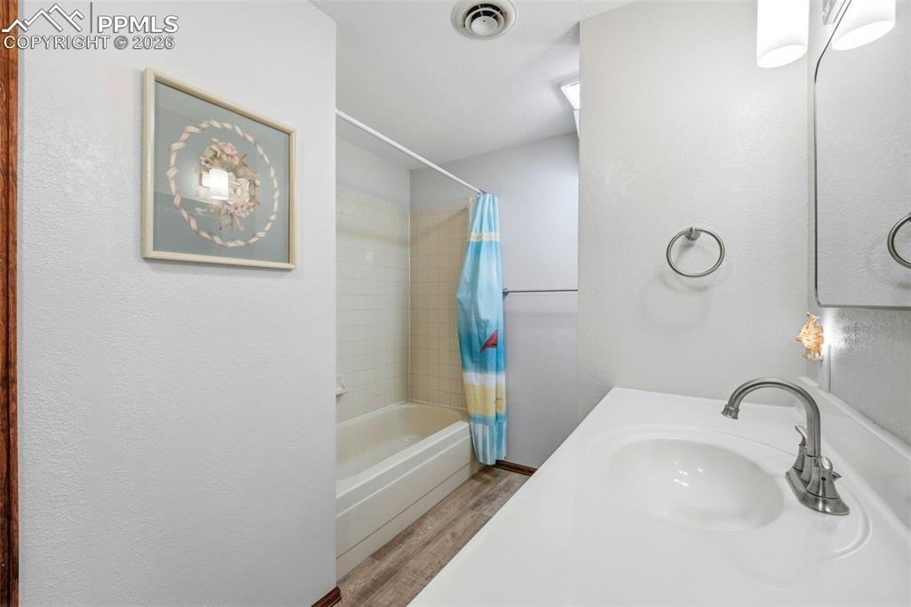 Image 25 of 50: Bathroom