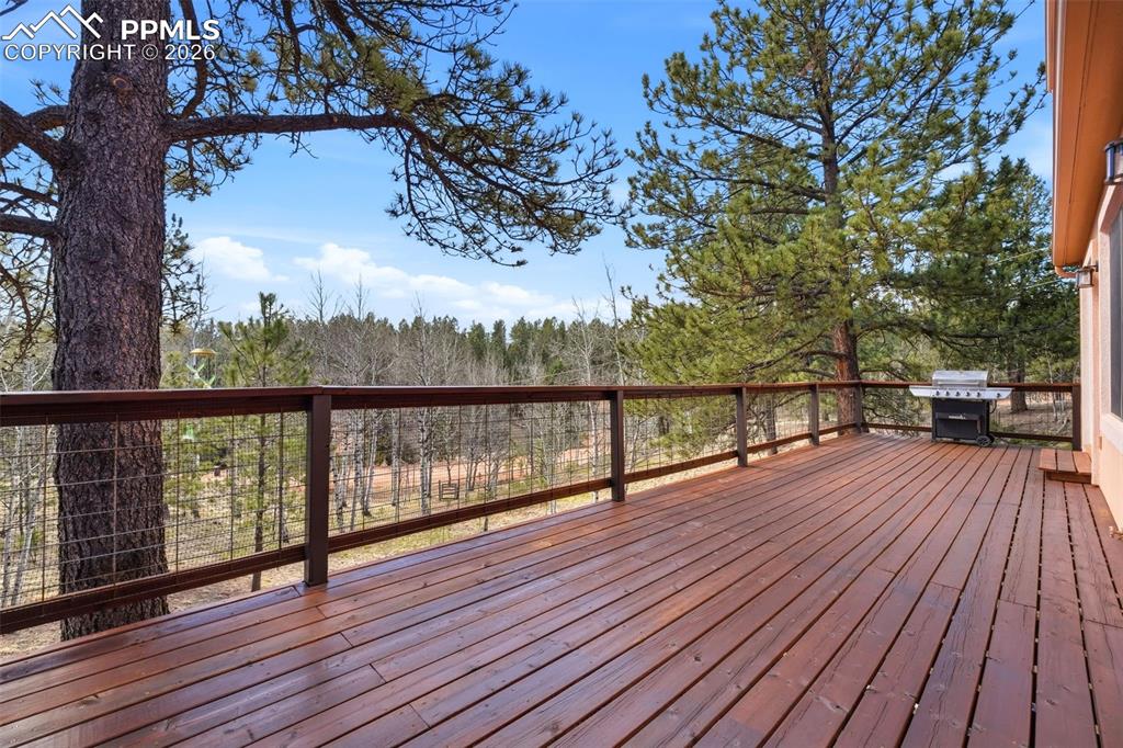 Image 27 of 50: Deck