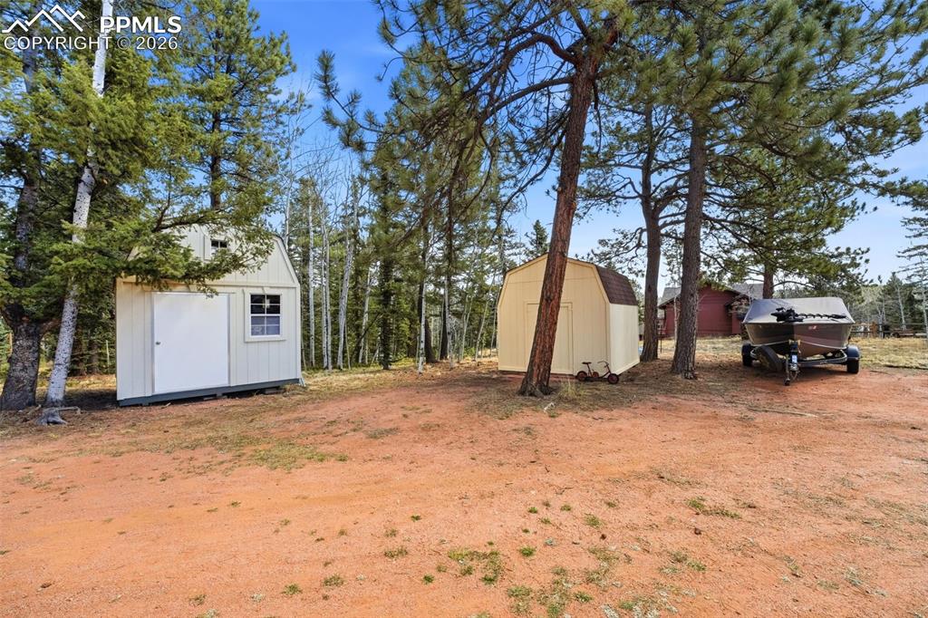 Image 30 of 50: Yard