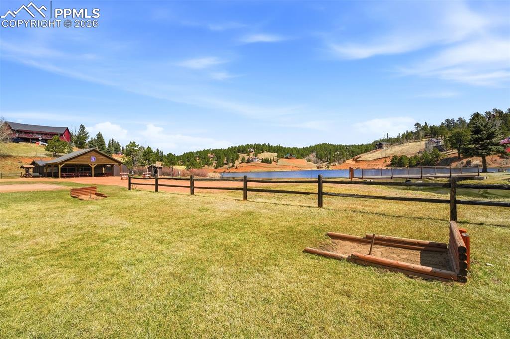 Image 44 of 50: Yard