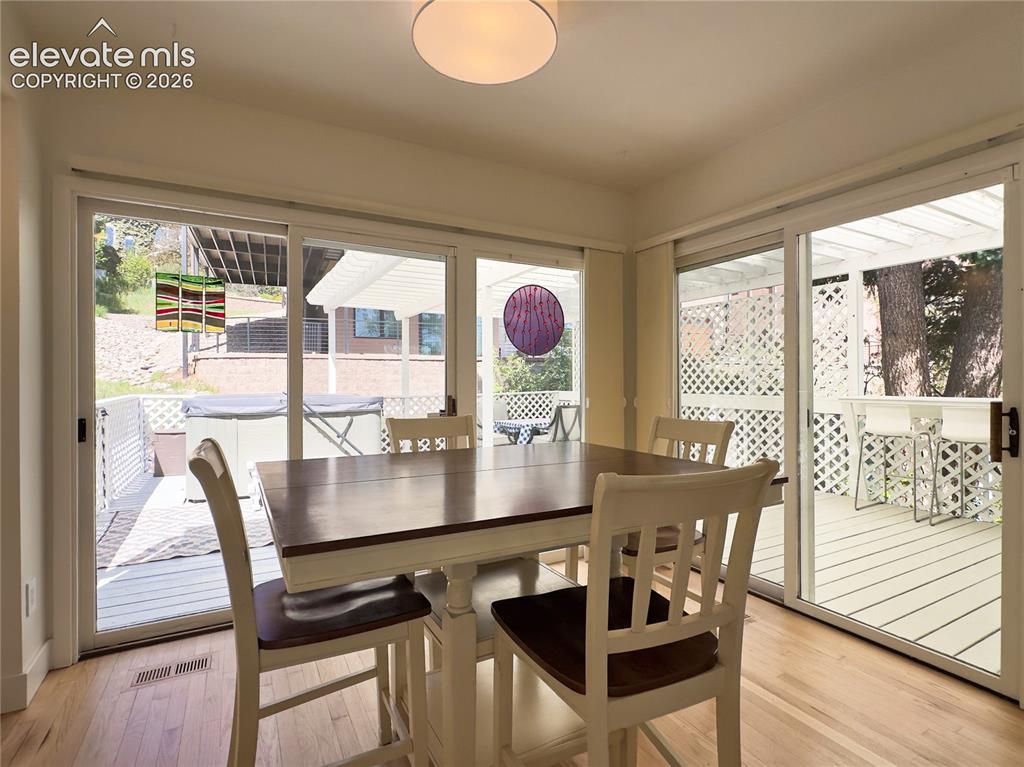 Image 17 of 38: Dining Area