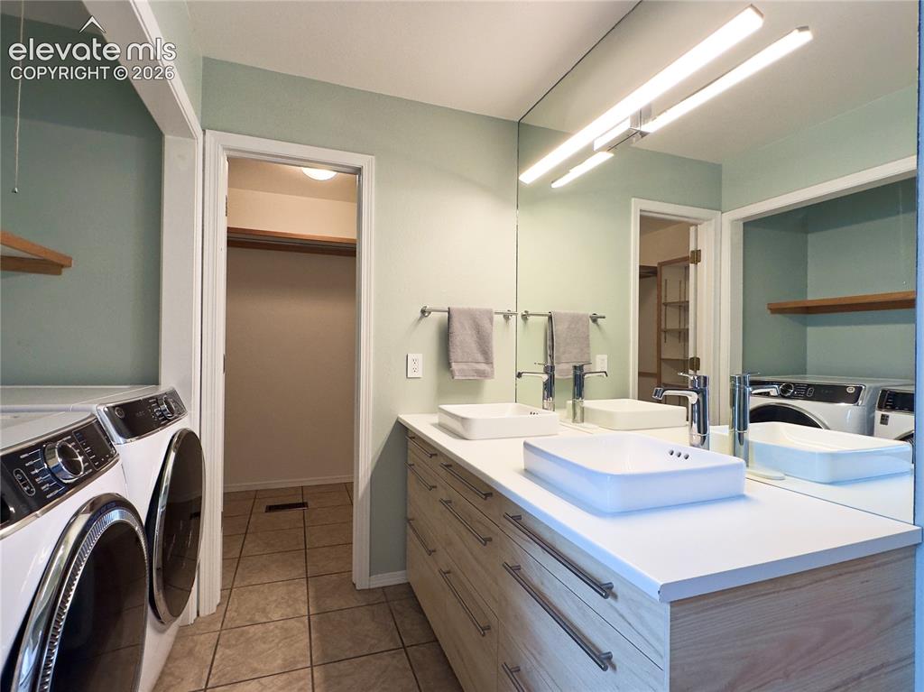 Image 19 of 38: Bathroom