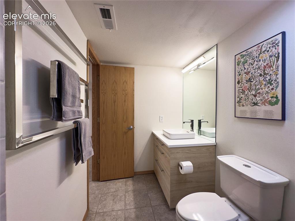 Image 26 of 38: Bathroom