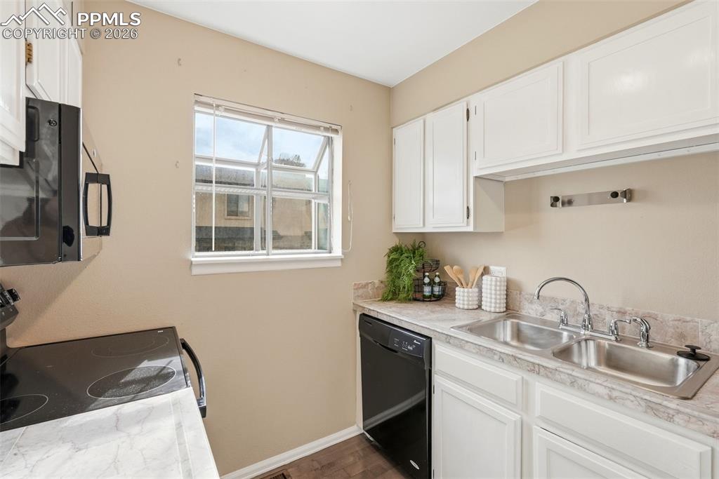 Image 10 of 33: Kitchen