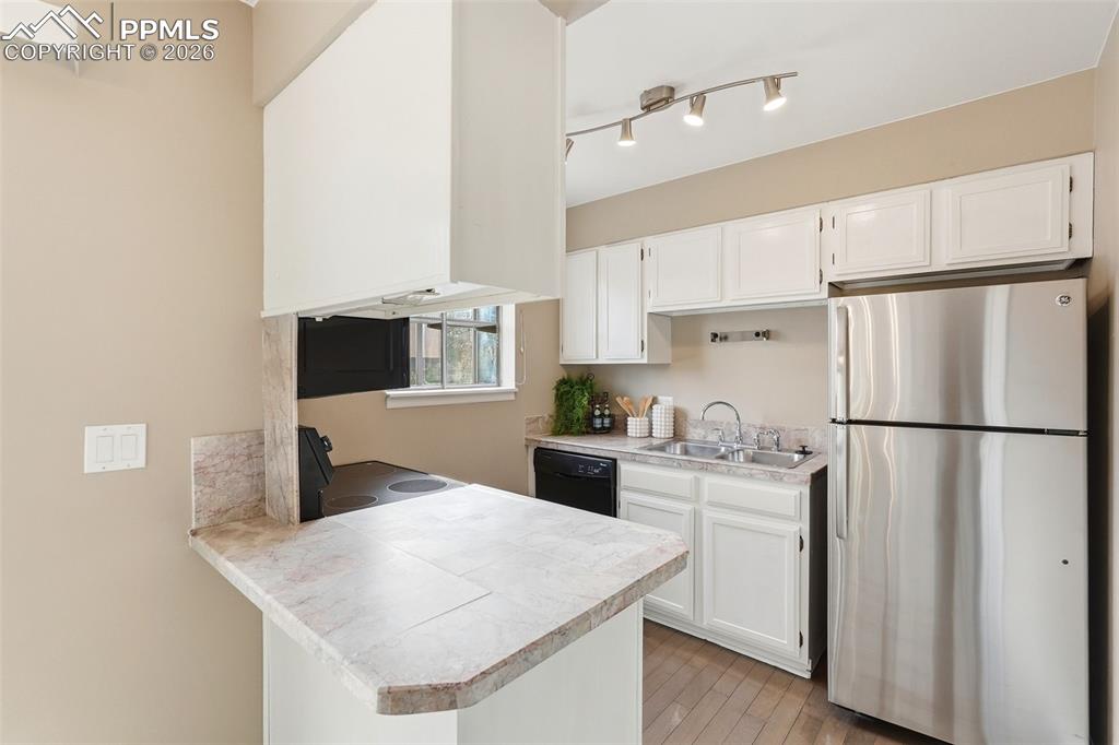 Image 11 of 33: Kitchen