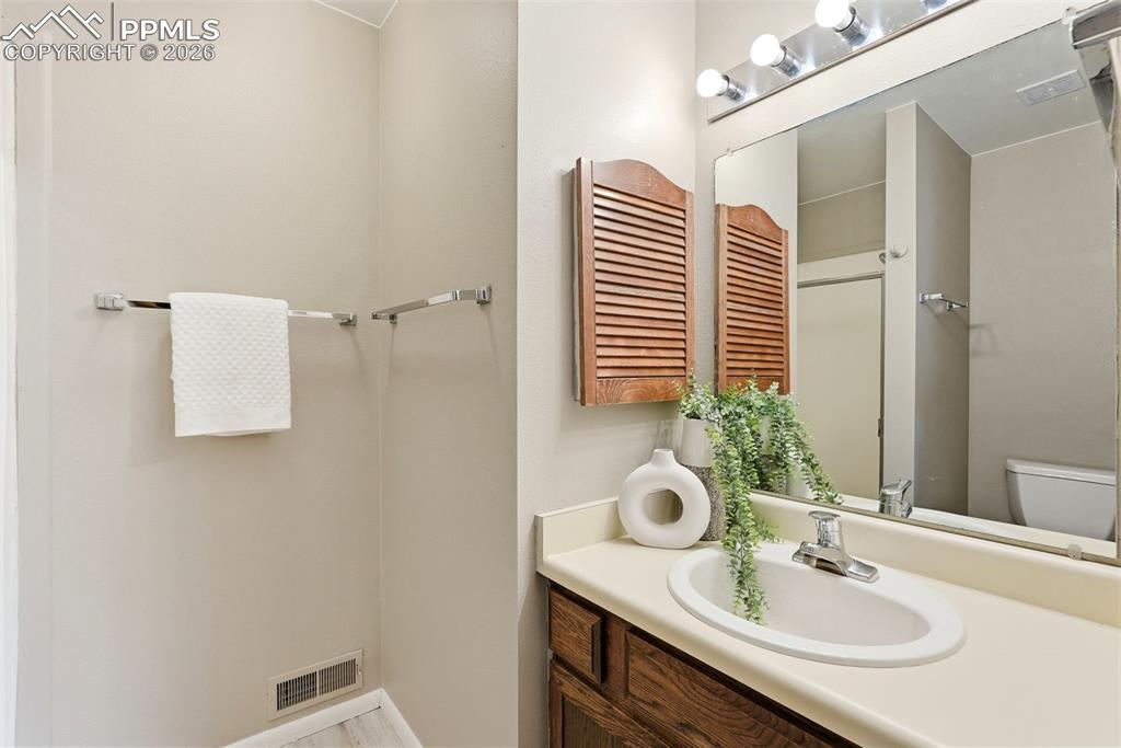 Image 19 of 33: Bathroom