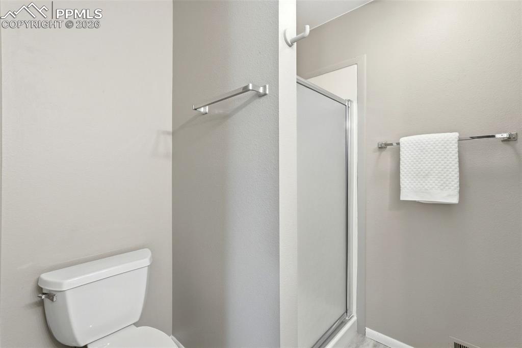 Image 20 of 33: Bathroom