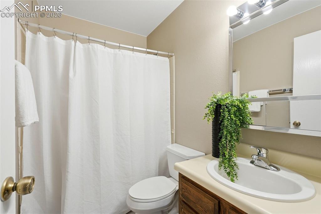 Image 24 of 33: Bathroom