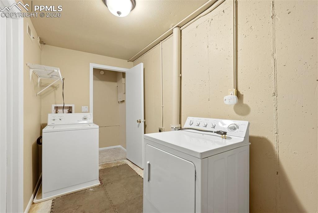 Image 26 of 33: Laundry