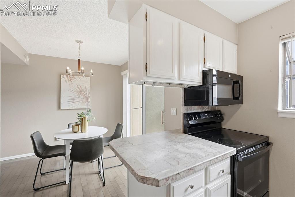 Image 9 of 33: Kitchen