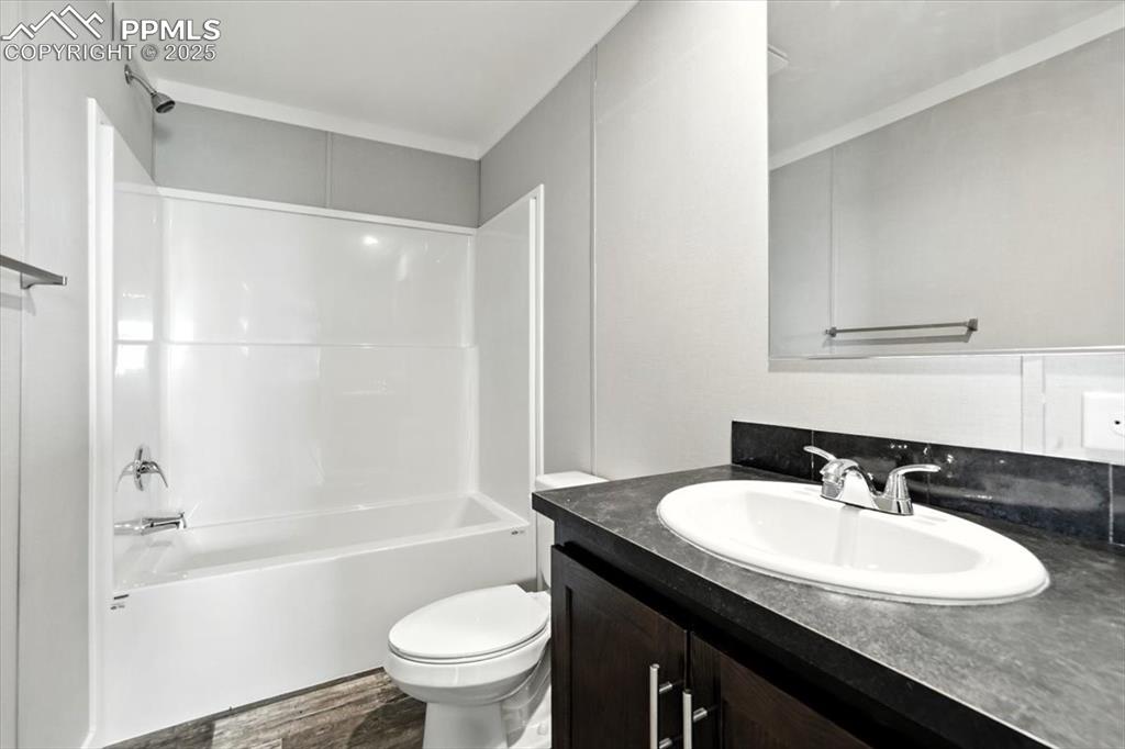 Image 14 of 18: Bathroom