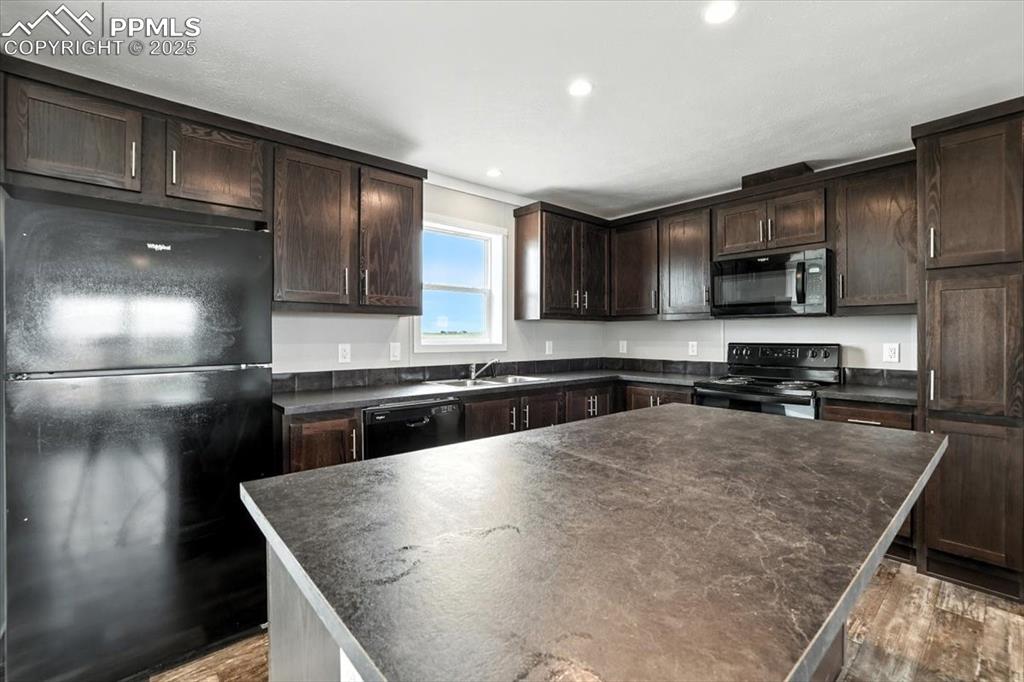 Image 6 of 18: Kitchen