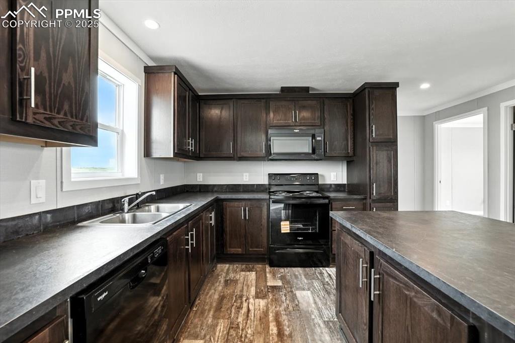 Image 7 of 18: Kitchen