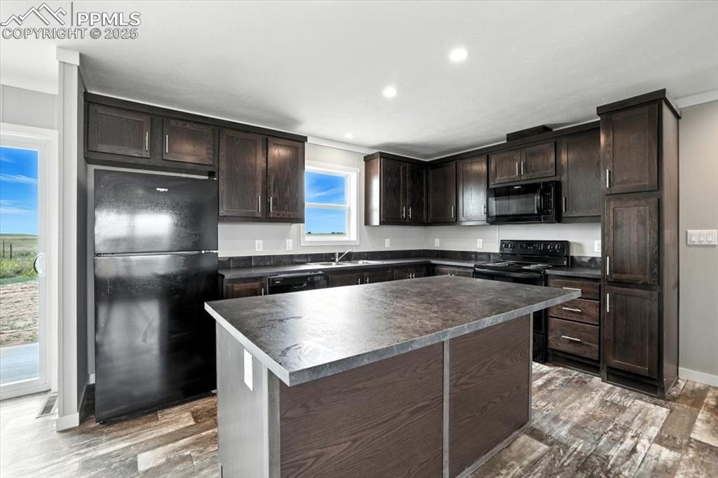 Image 9 of 18: Kitchen