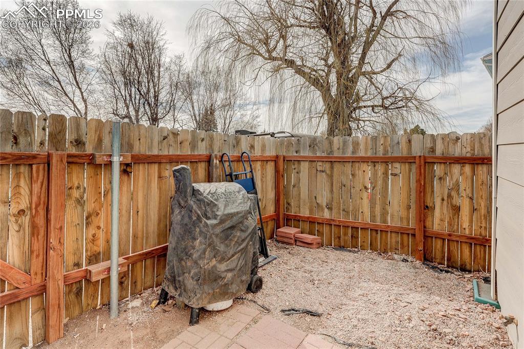 Image 11 of 32: Yard