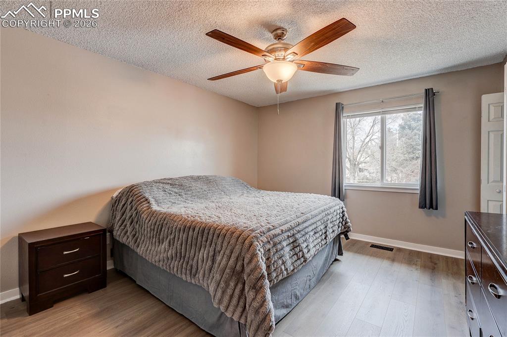 Image 14 of 32: Bedroom