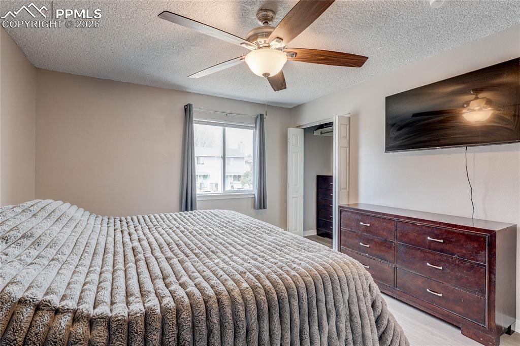 Image 15 of 32: Bedroom