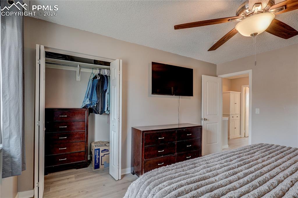 Image 17 of 32: Bedroom