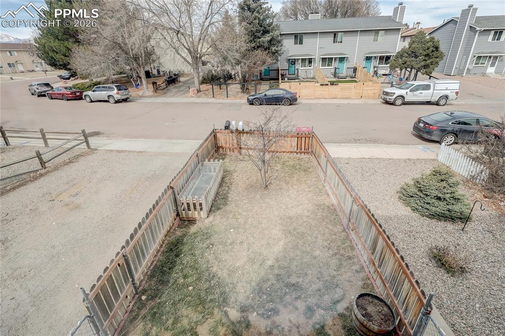 Image 19 of 32: Yard