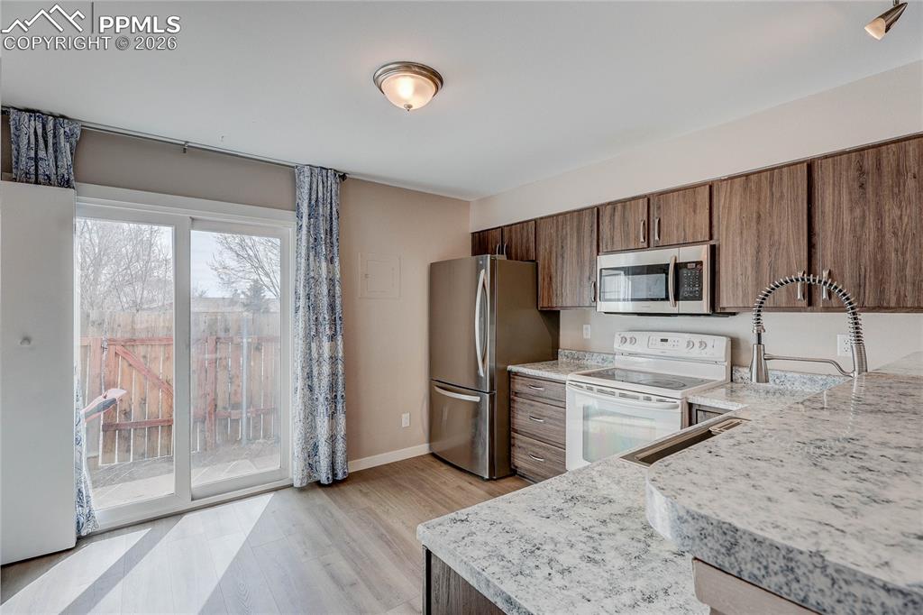 Image 5 of 32: Kitchen