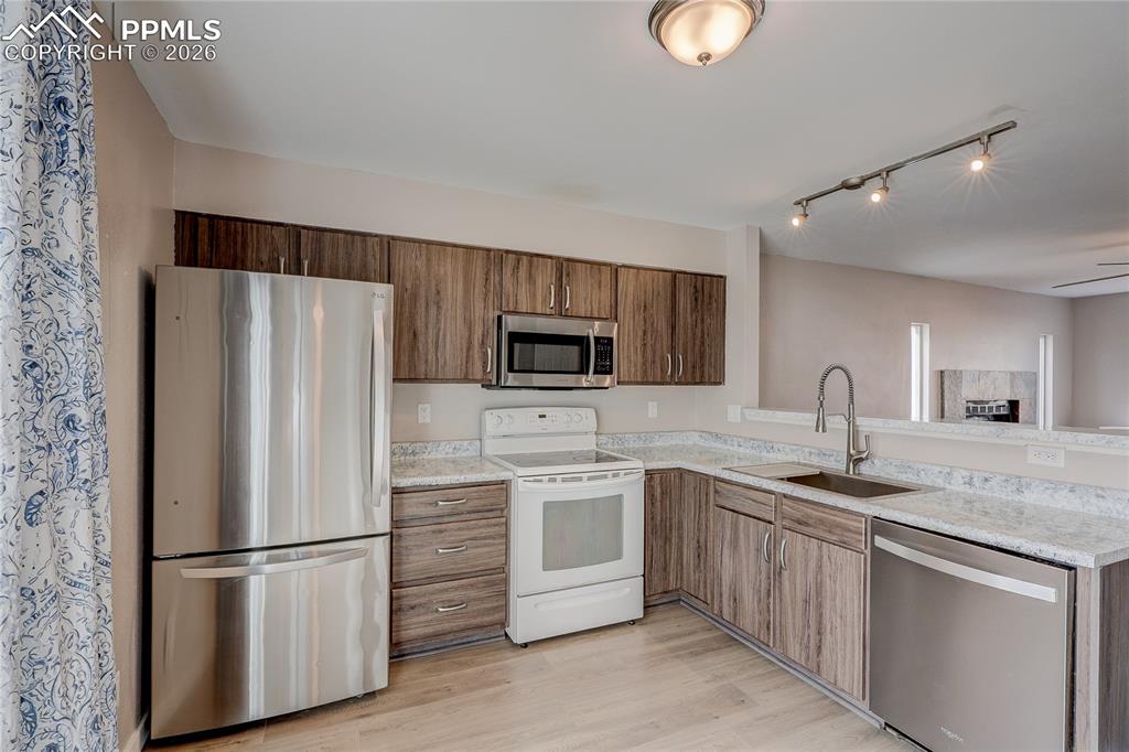 Image 6 of 32: Kitchen