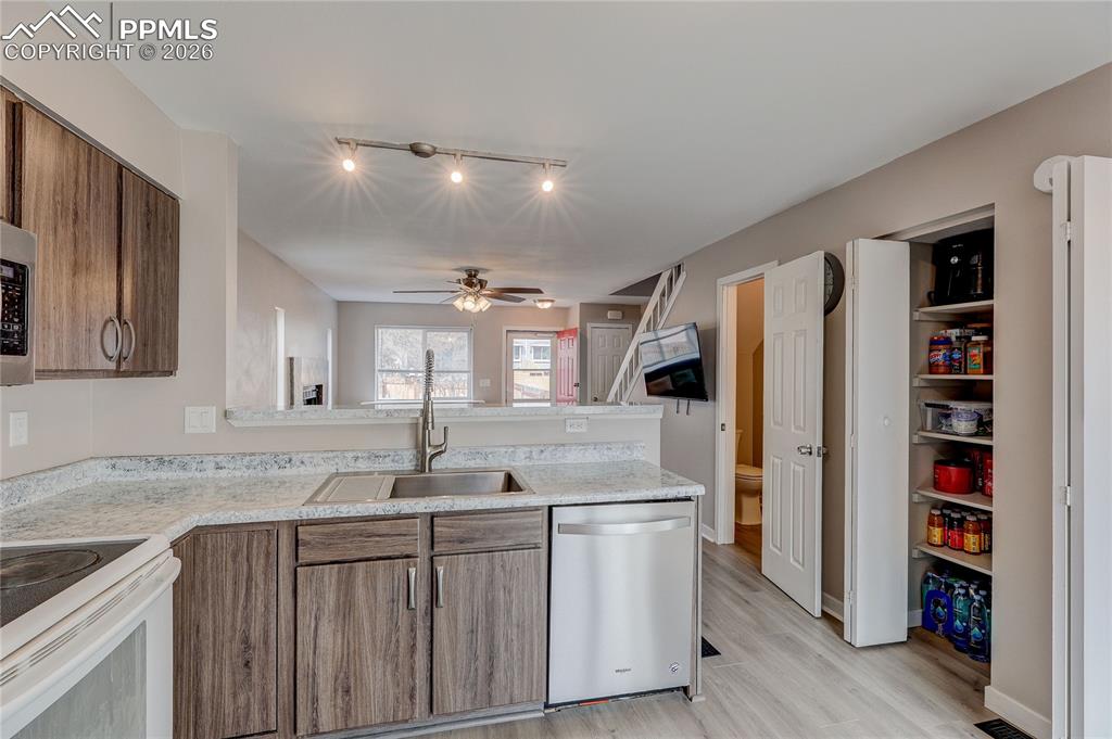 Image 8 of 32: Kitchen