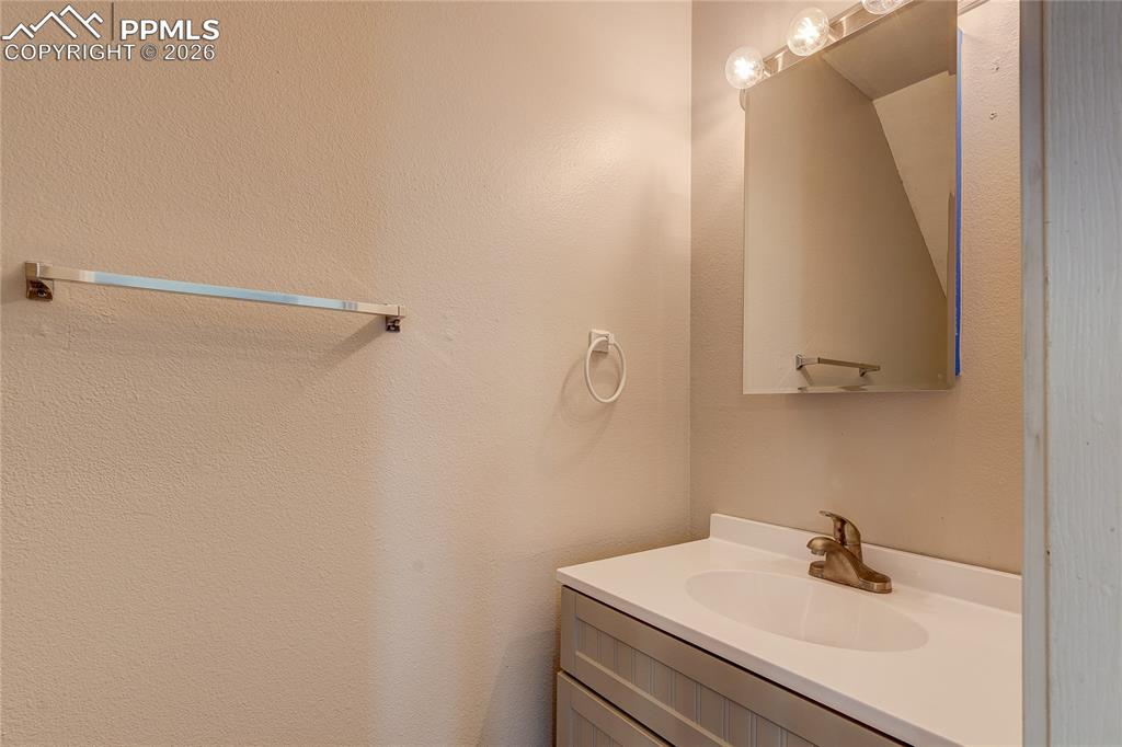 Image 9 of 32: Bathroom