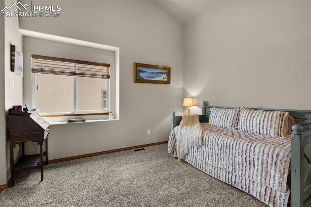 Image 21 of 48: Main level secondary bedroom with attached jack-n-jill bath
