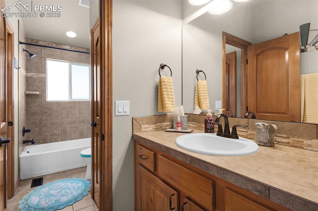 Image 22 of 48: jack-n-jill bath