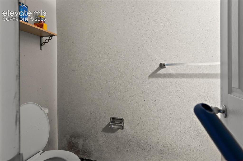 Image 10 of 16: Bathroom