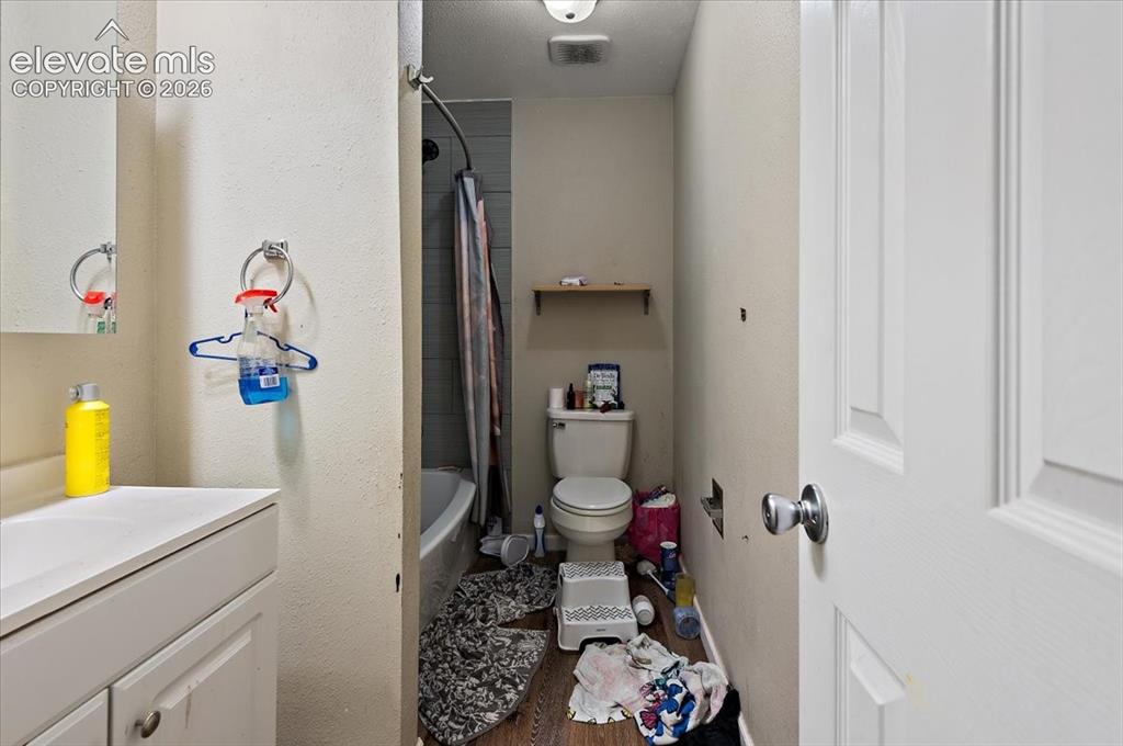 Image 13 of 16: Bathroom