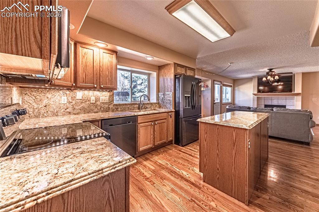 Image 10 of 49: Kitchen