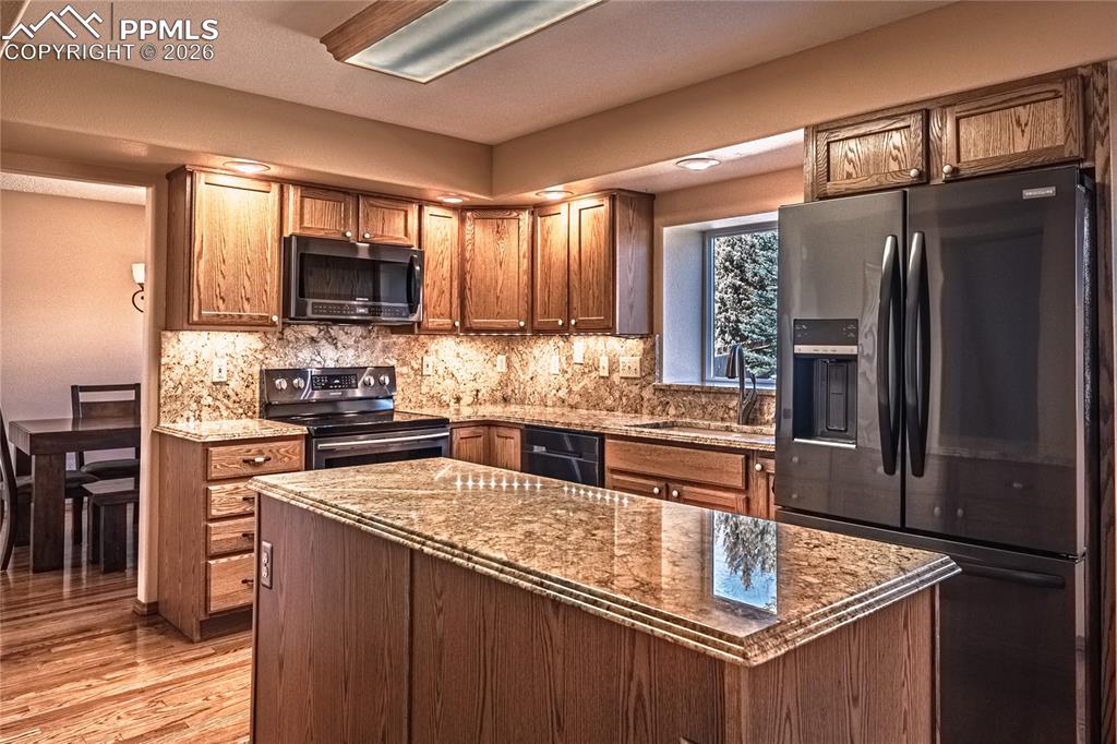 Image 11 of 49: Kitchen