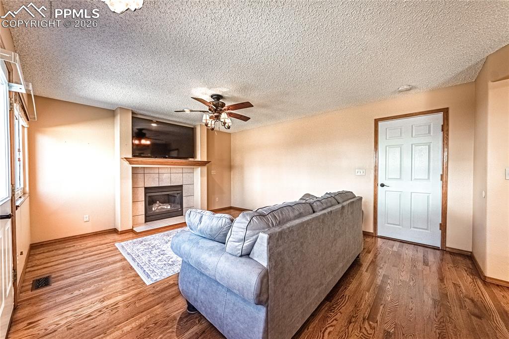 Image 13 of 49: Living Room