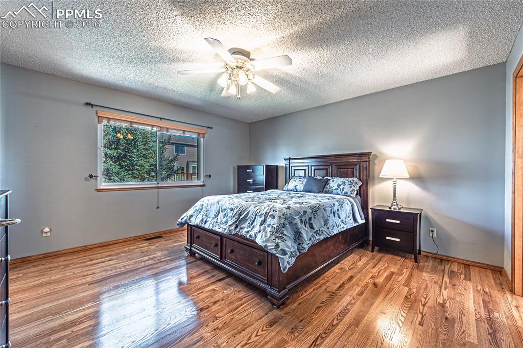 Image 17 of 49: Bedroom