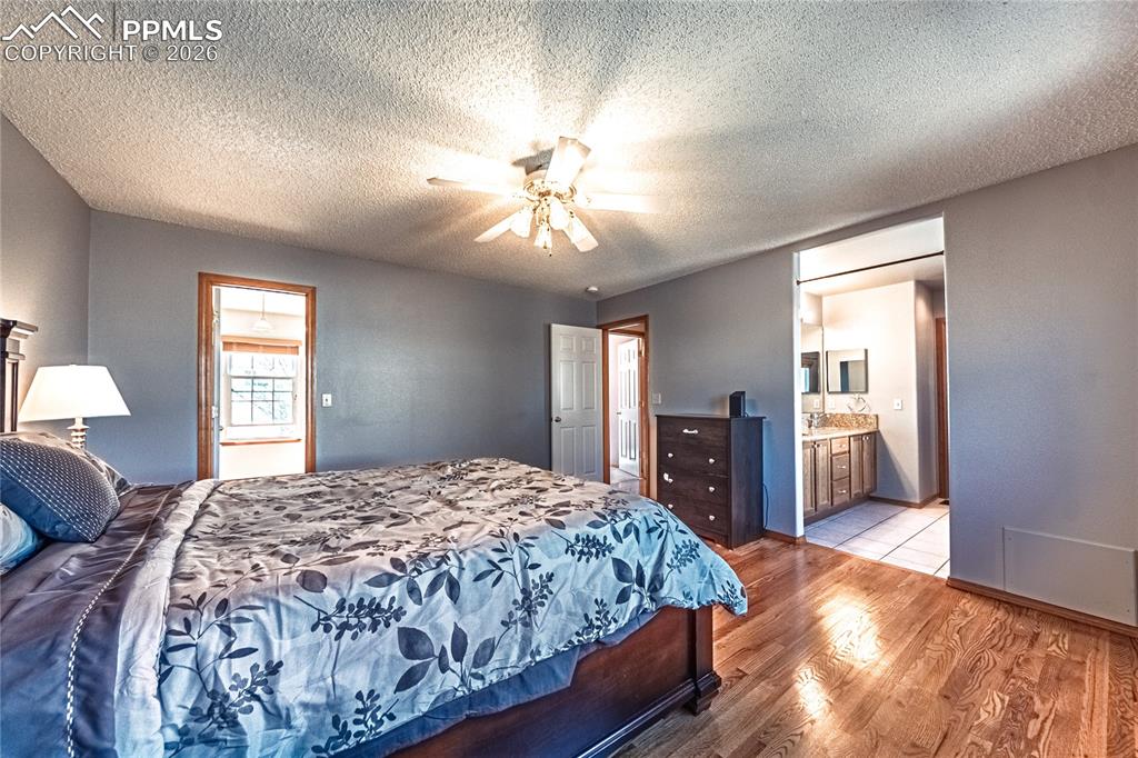 Image 18 of 49: Bedroom