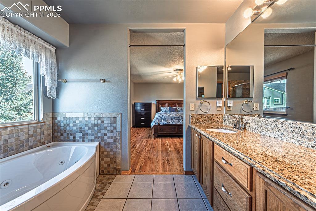 Image 19 of 49: Bathroom