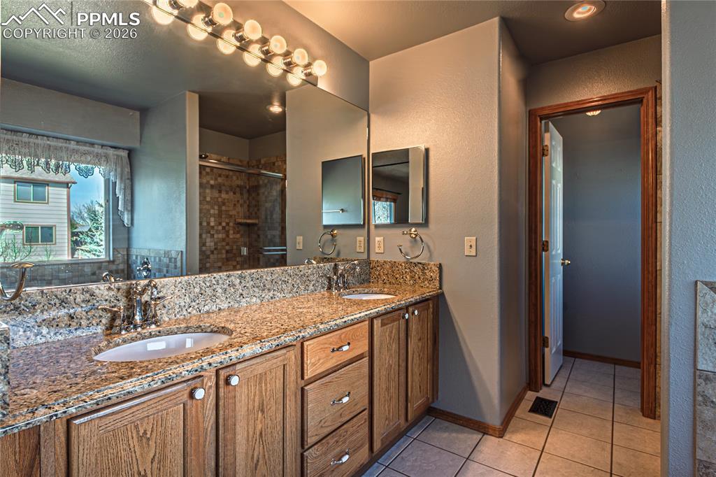 Image 21 of 49: Bathroom